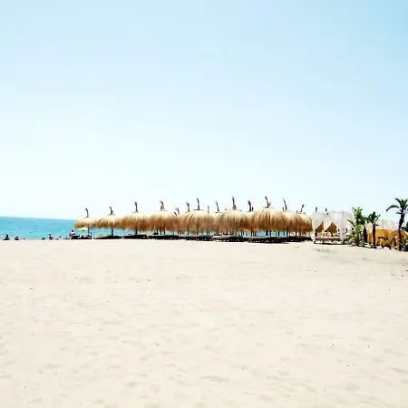 Playa Central: Piscina, Netflix Y Comodidades Playeras Fuengirola