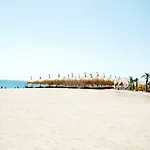 Playa Central: Piscina, Netflix Y Comodidades Playeras Fuengirola