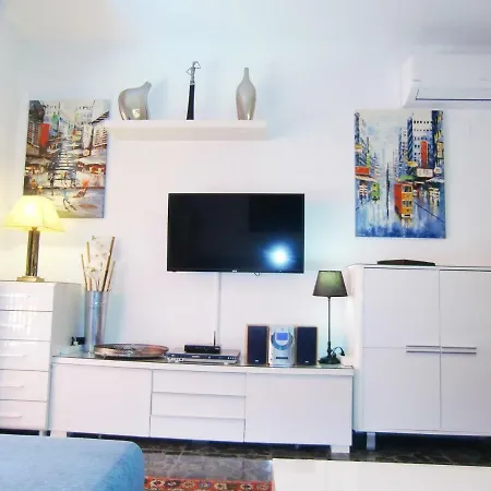 Con Piscina A 150 Metros Playa Netflix P Video Aire Acondicionado Calefaccion Toallas Y Sillas Playa Sombrilla 2 Terrazas Sobre Piscina Centro Ciudad 1 Smart Tv Por דירה *