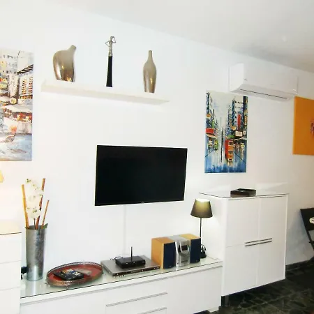 Con Piscina A 150 Metros Playa Netflix P Video Aire Acondicionado Calefaccion Toallas Y Sillas Playa Sombrilla 2 Terrazas Sobre Piscina Centro Ciudad 1 Smart Tv Por דירה פואנגירולה