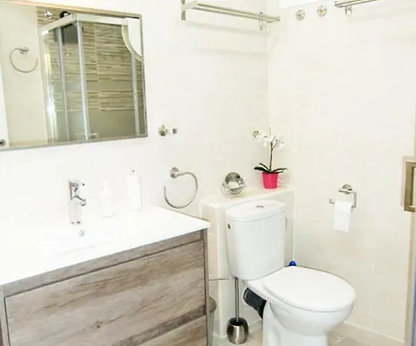 Con Piscina A 150 Metros Playa Netflix P Video Aire Acondicionado Calefaccion Toallas Y Sillas Playa Sombrilla 2 Terrazas Sobre Piscina Centro Ciudad 1 Smart Tv Por * Fuengirola