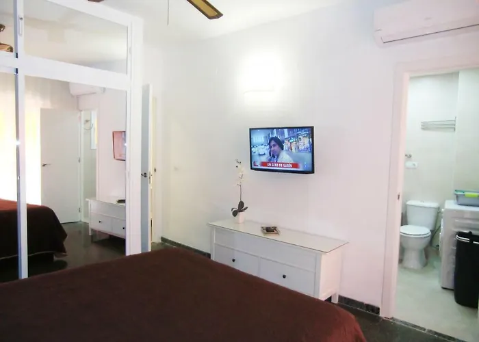 Con Piscina A 150 Metros Playa Netflix P Video Aire Acondicionado Calefaccion Toallas Y Sillas Playa Sombrilla 2 Terrazas Sobre Piscina Centro Ciudad 1 Smart Tv Por Fuengirola