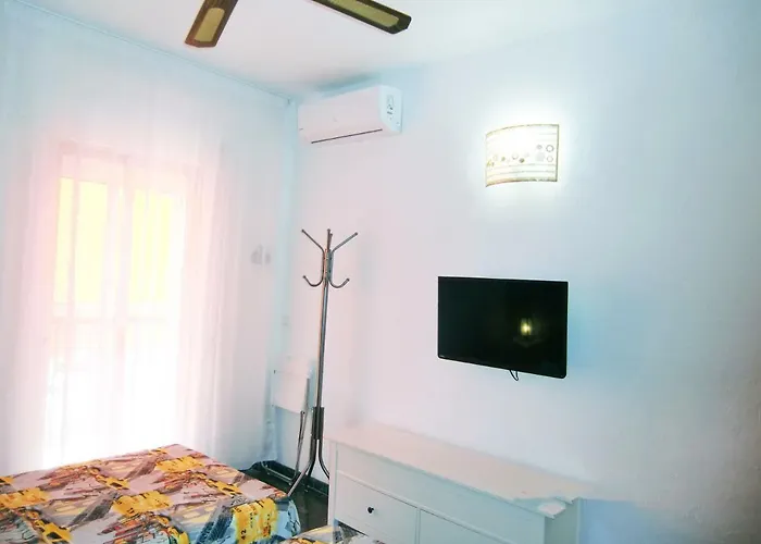 Con Piscina A 150 Metros Playa Netflix P Video Aire Acondicionado Calefaccion Toallas Y Sillas Playa Sombrilla 2 Terrazas Sobre Piscina Centro Ciudad 1 Smart Tv Por * Fuengirola